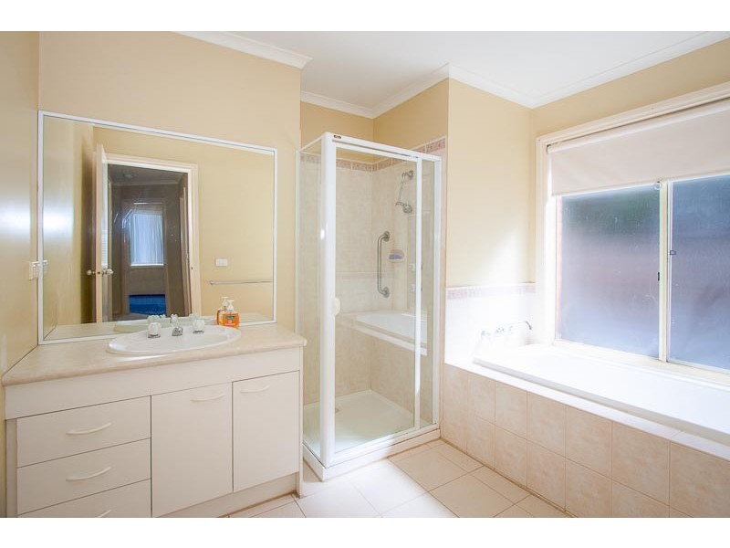 8 Carbine Court, New Gisborne VIC 3438