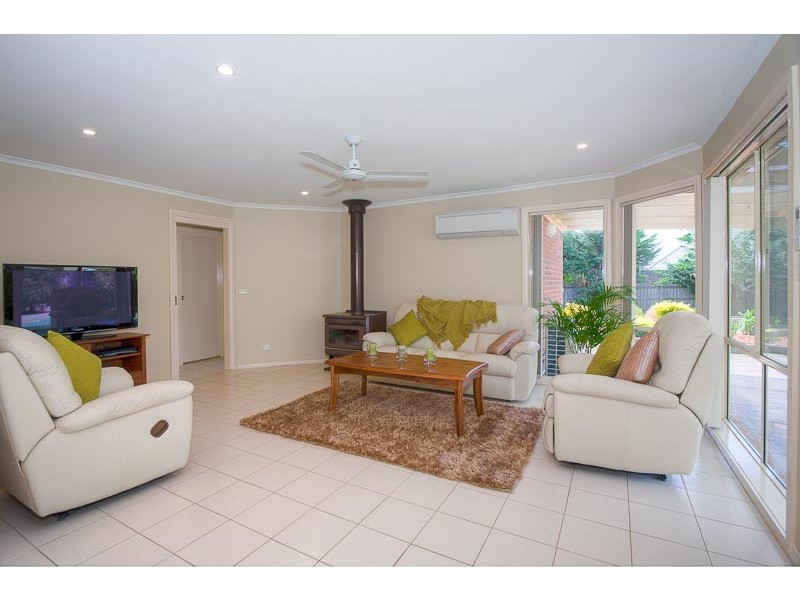 8 Carbine Crt, Gisborne VIC 3437