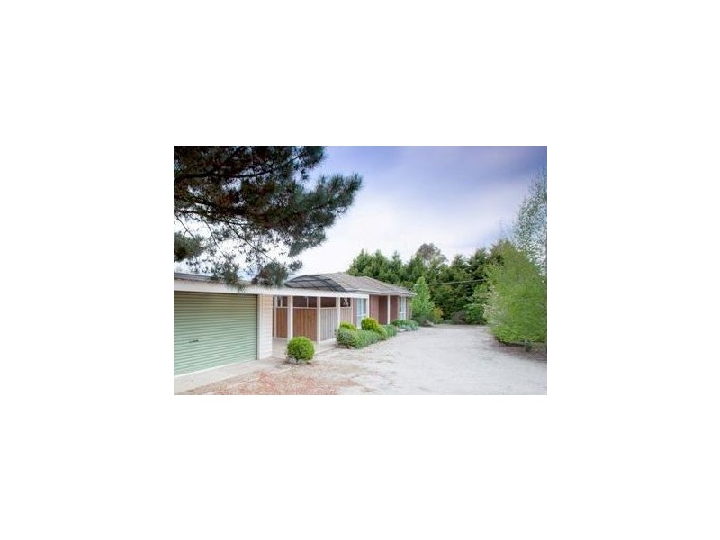 16 Gordon Crescent, Romsey VIC 3434