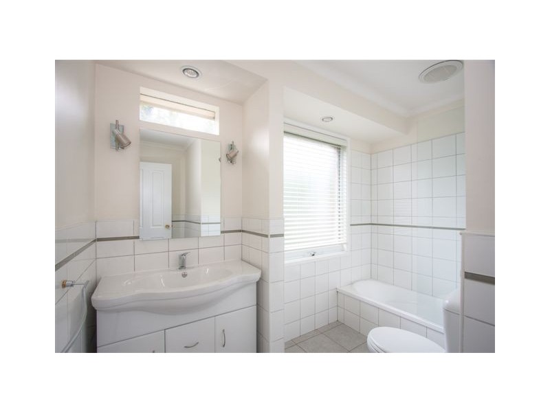 16 Gordon Crescent, Romsey VIC 3434