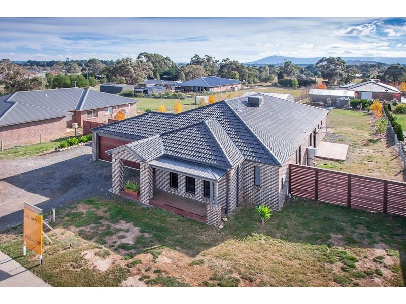 12 Francis Crescent, Gisborne VIC 3437