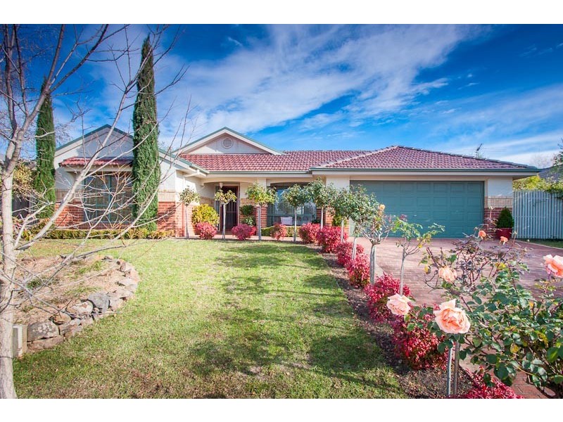 10 Pinelea Grove, Gisborne VIC 3437