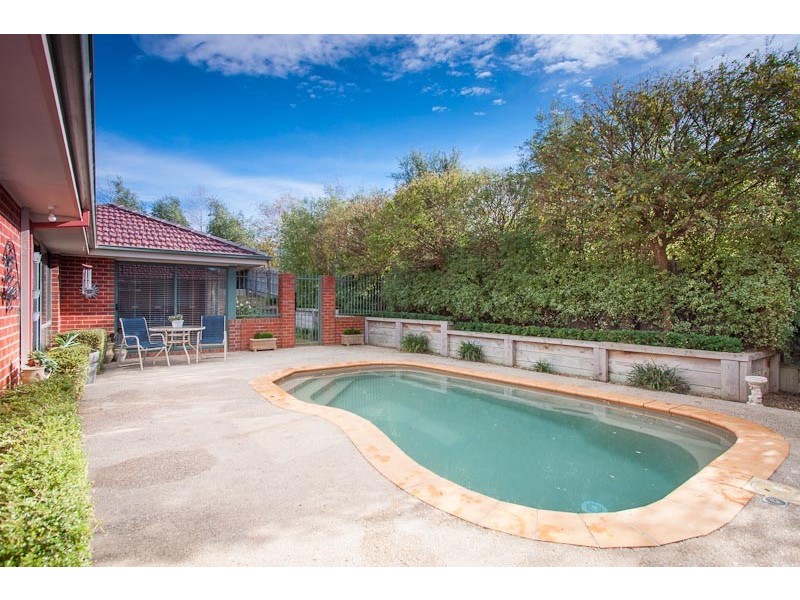 10 Pinelea Grove, Gisborne VIC 3437