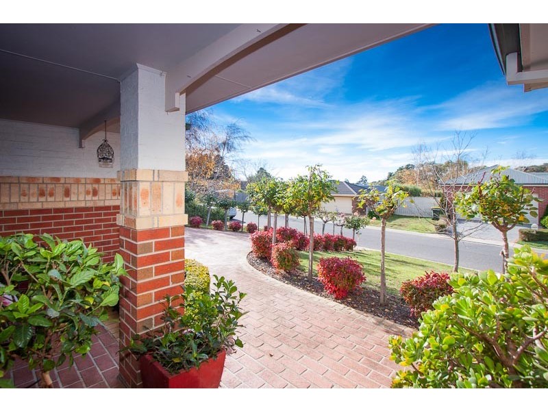 10 Pinelea Grove, Gisborne VIC 3437