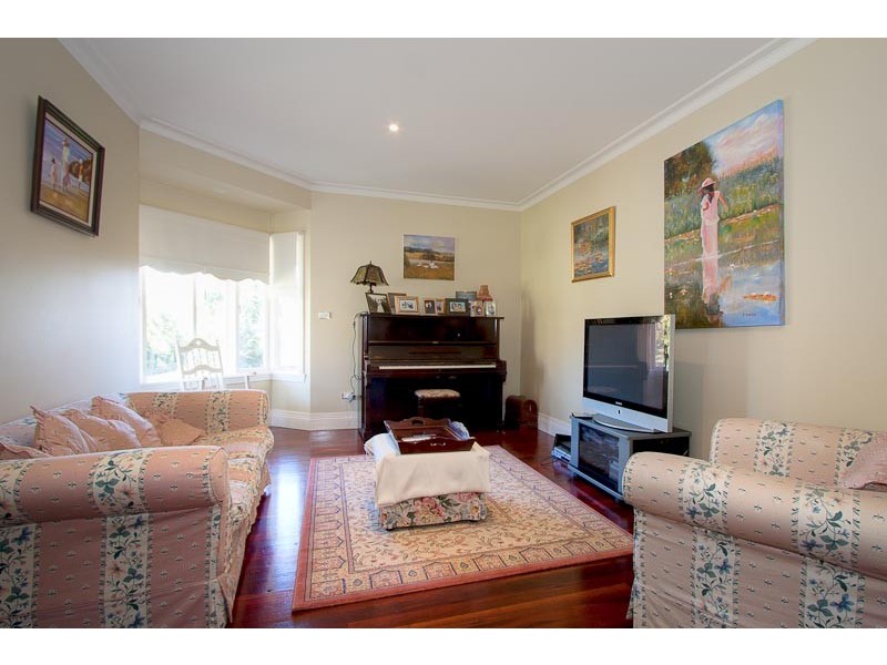 6 Kurung Court East, Gisborne VIC 3437