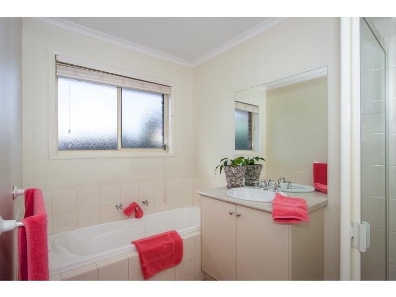 6 Galilee Court, New Gisborne VIC 3438