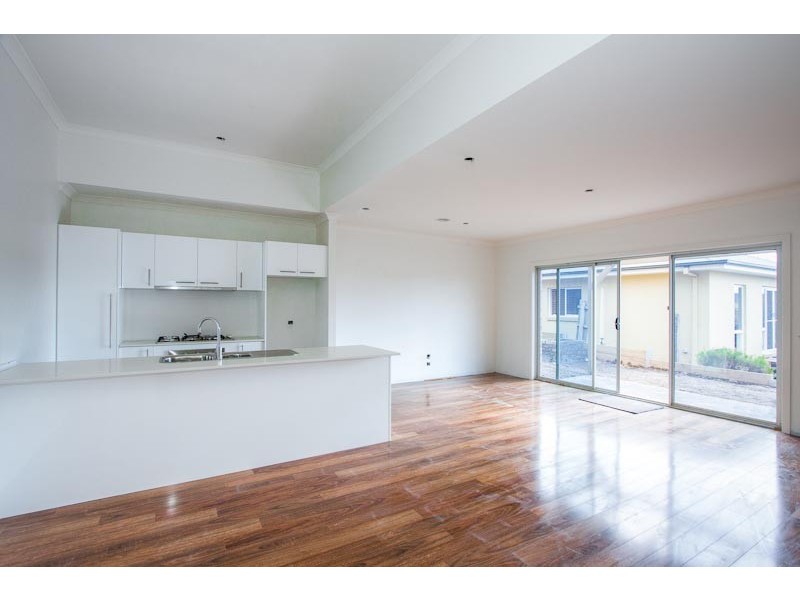 2/27 Stephen Street, Gisborne VIC 3437