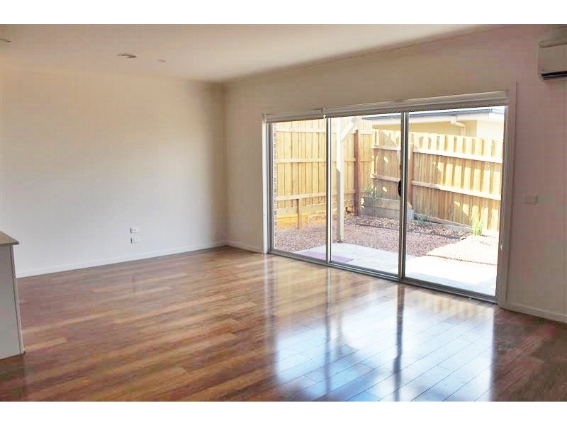 2/27 Stephen Street, Gisborne VIC 3437