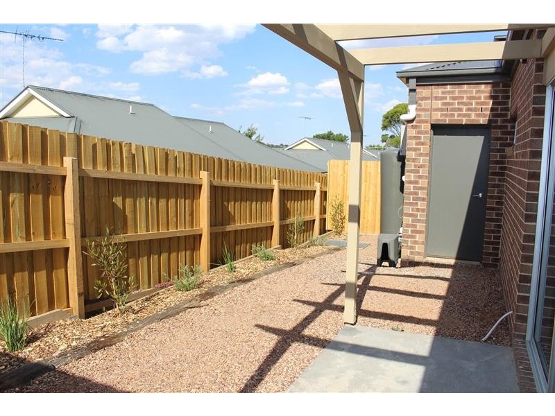 2/27 Stephen Street, Gisborne VIC 3437