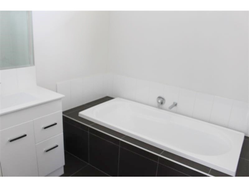 2/27 Stephen Street, Gisborne VIC 3437