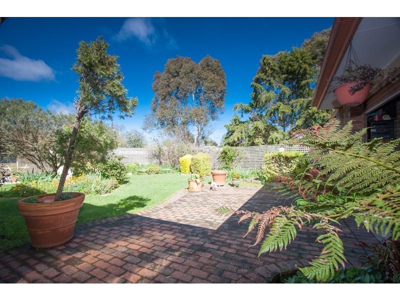 6 Banksia Grove, Gisborne VIC 3437