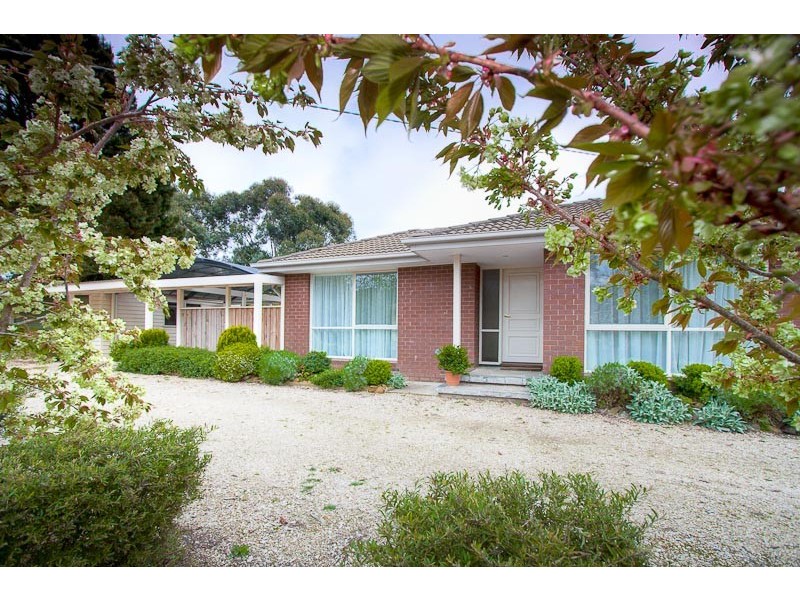 16 Gordon Crescent, Romsey VIC 3434