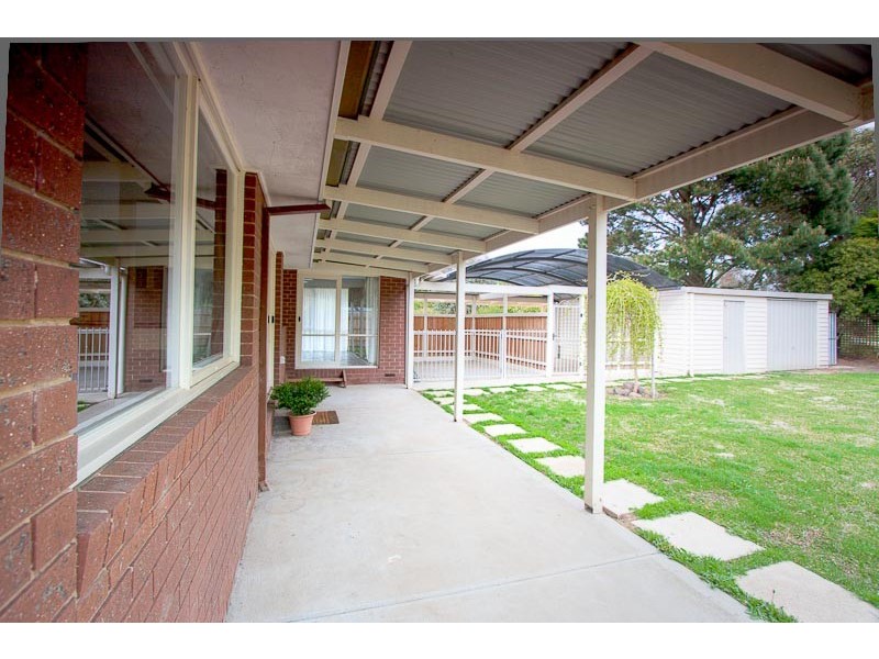 16 Gordon Crescent, Romsey VIC 3434