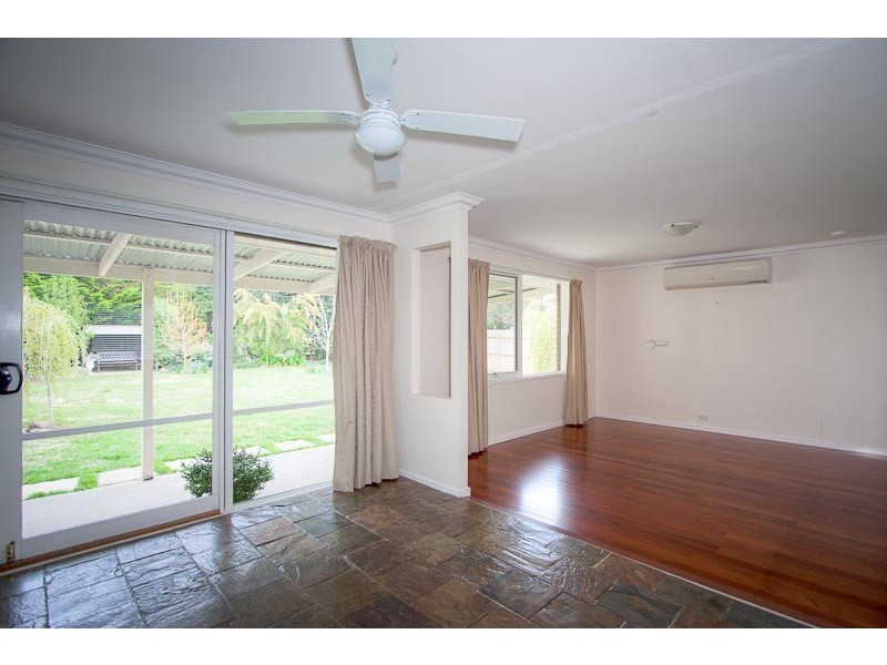 16 Gordon Crescent, Romsey VIC 3434