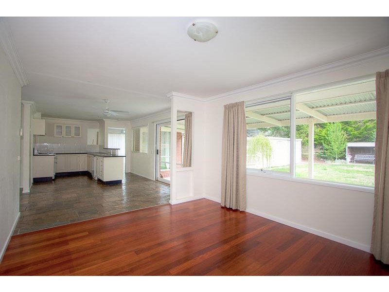 16 Gordon Crescent, Romsey VIC 3434
