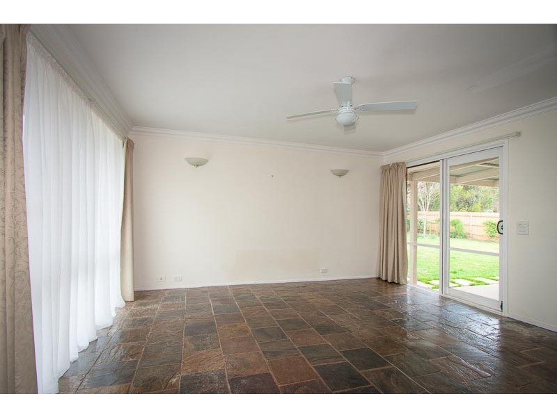 16 Gordon Crescent, Romsey VIC 3434