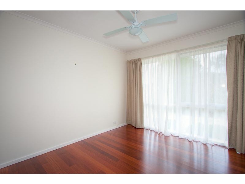 16 Gordon Crescent, Romsey VIC 3434