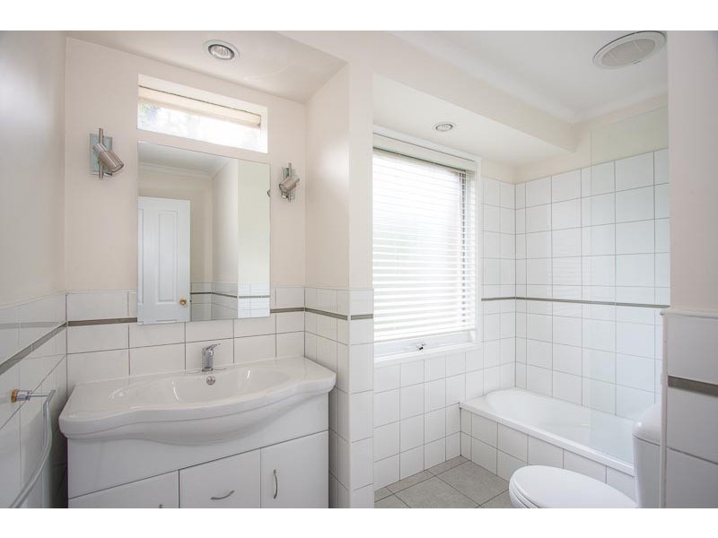 16 Gordon Crescent, Romsey VIC 3434