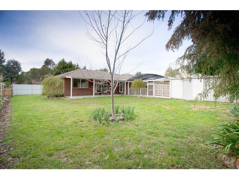 16 Gordon Crescent, Romsey VIC 3434