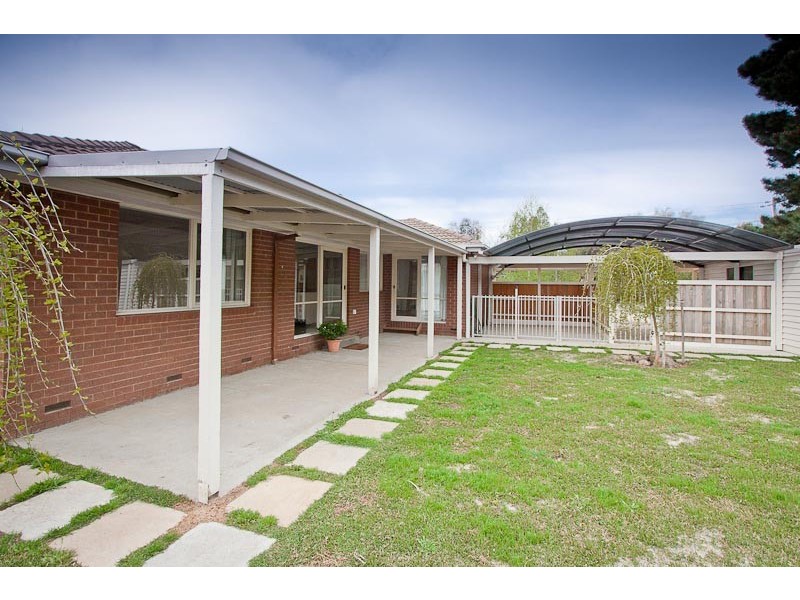 16 Gordon Crescent, Romsey VIC 3434