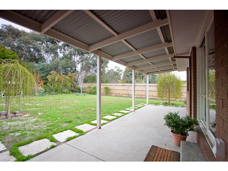 16 Gordon Crescent, Romsey VIC 3434