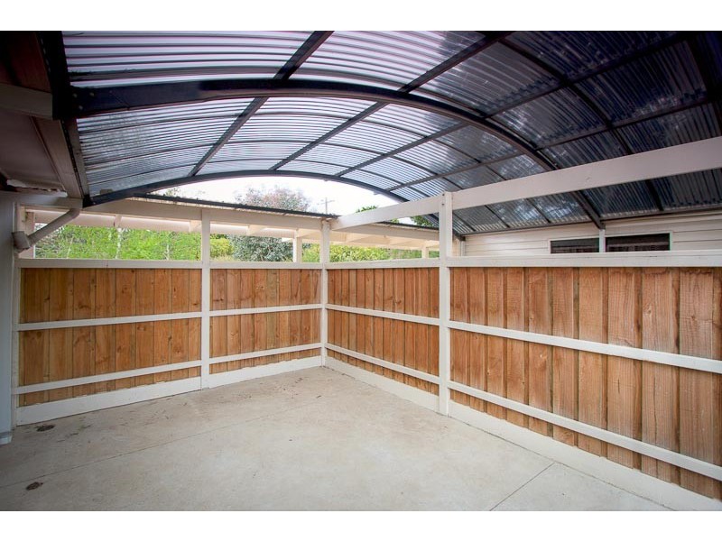 16 Gordon Crescent, Romsey VIC 3434