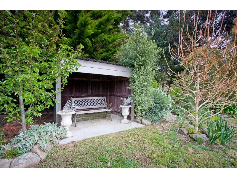 16 Gordon Crescent, Romsey VIC 3434