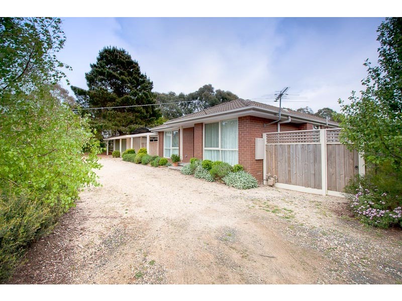 16 Gordon Crescent, Romsey VIC 3434