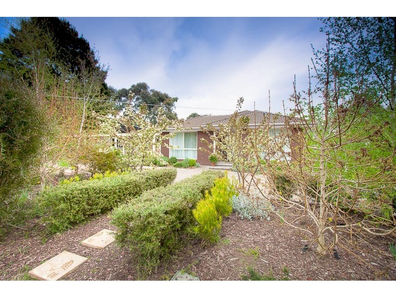 16 Gordon Crescent, Romsey VIC 3434