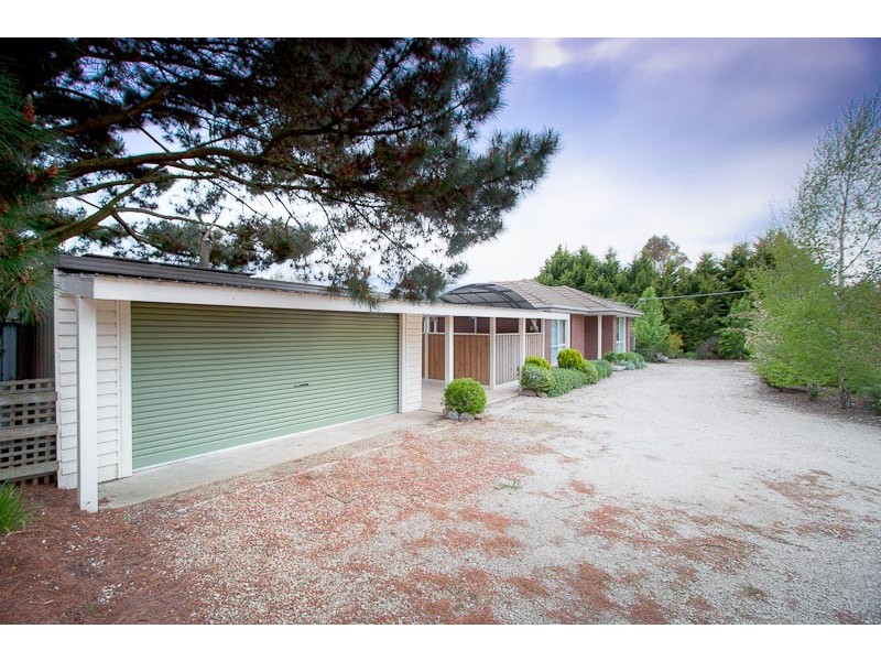 16 Gordon Crescent, Romsey VIC 3434