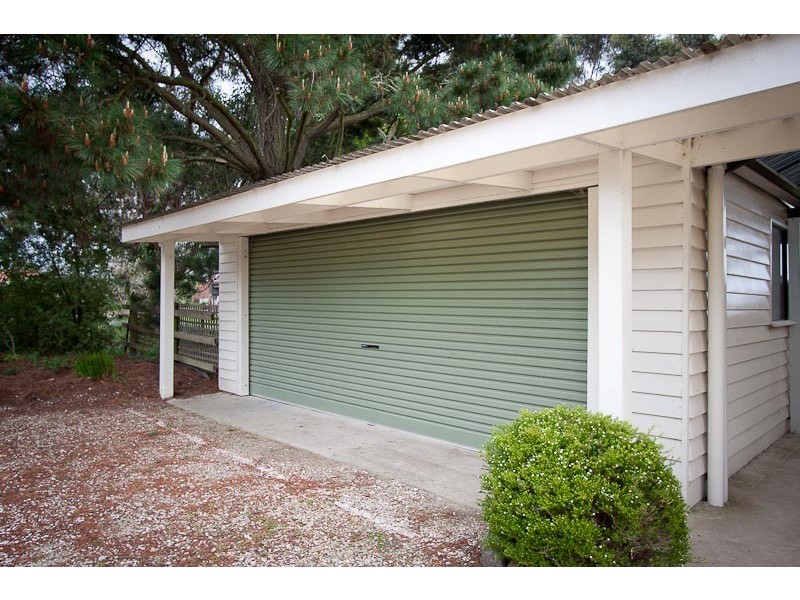 16 Gordon Crescent, Romsey VIC 3434