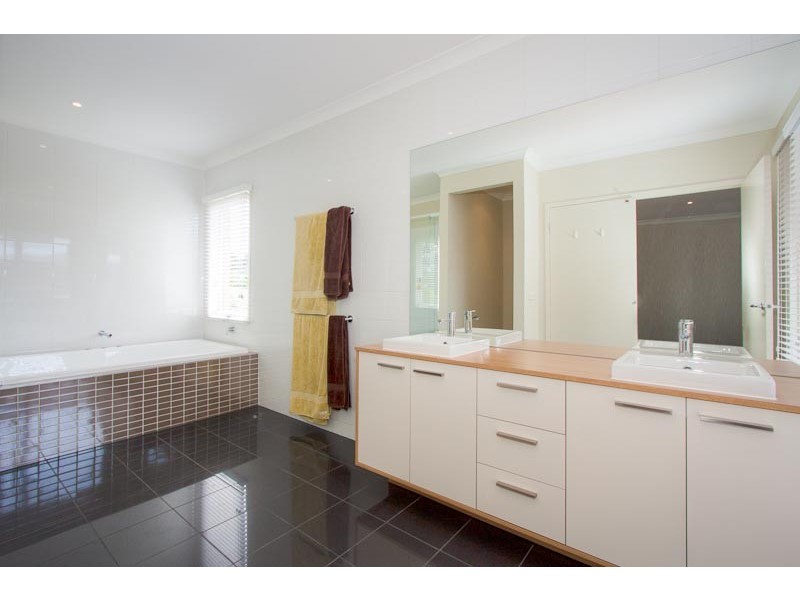 6 Valley Court, Gisborne VIC 3437