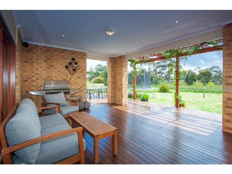 6 Valley Court, Gisborne VIC 3437