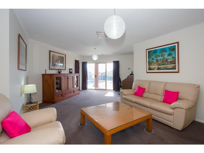 15 Vernon Close, New Gisborne VIC 3438