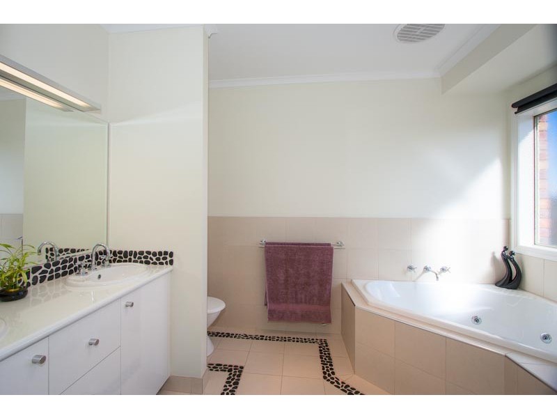 15 Vernon Close, New Gisborne VIC 3438