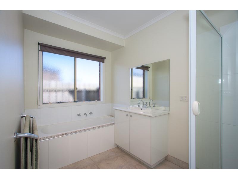 15 Vernon Close, New Gisborne VIC 3438