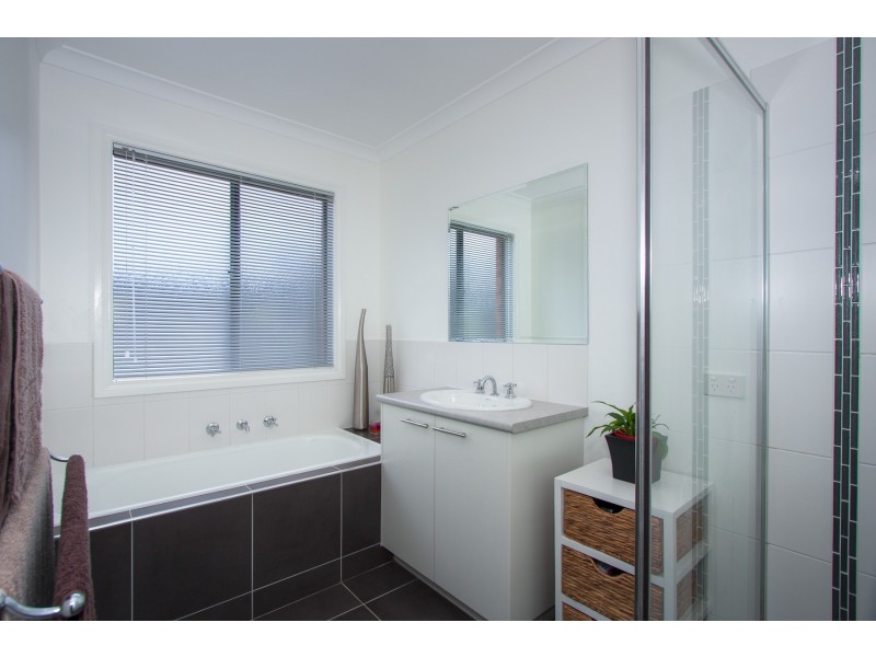 4 Lonhro Crt, New Gisborne VIC 3438