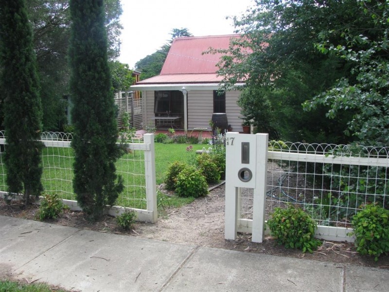 17 Buckland Street, Woodend VIC 3442