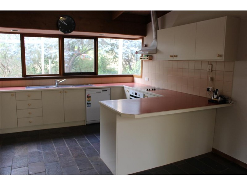 8 Goldies Lane, Woodend VIC 3442