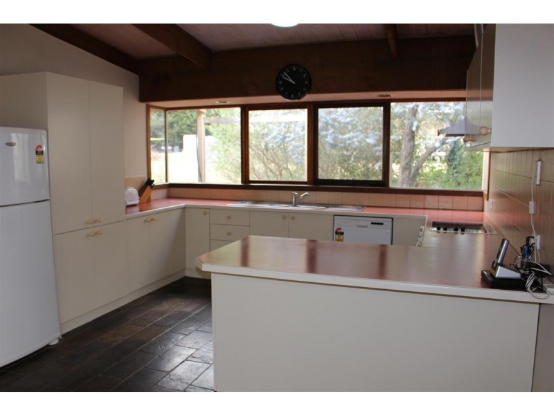 8 Goldies Lane, Woodend VIC 3442