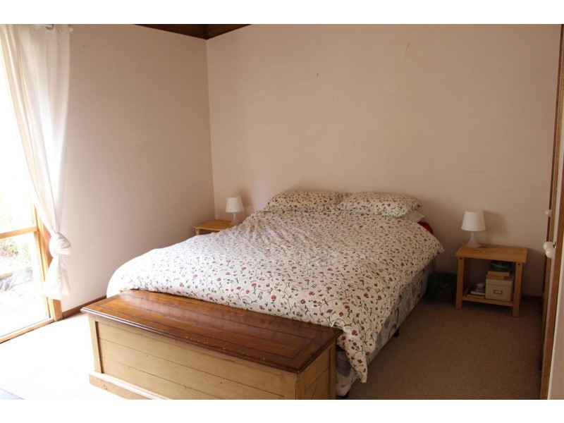 8 Goldies Lane, Woodend VIC 3442