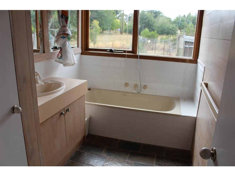 8 Goldies Lane, Woodend VIC 3442