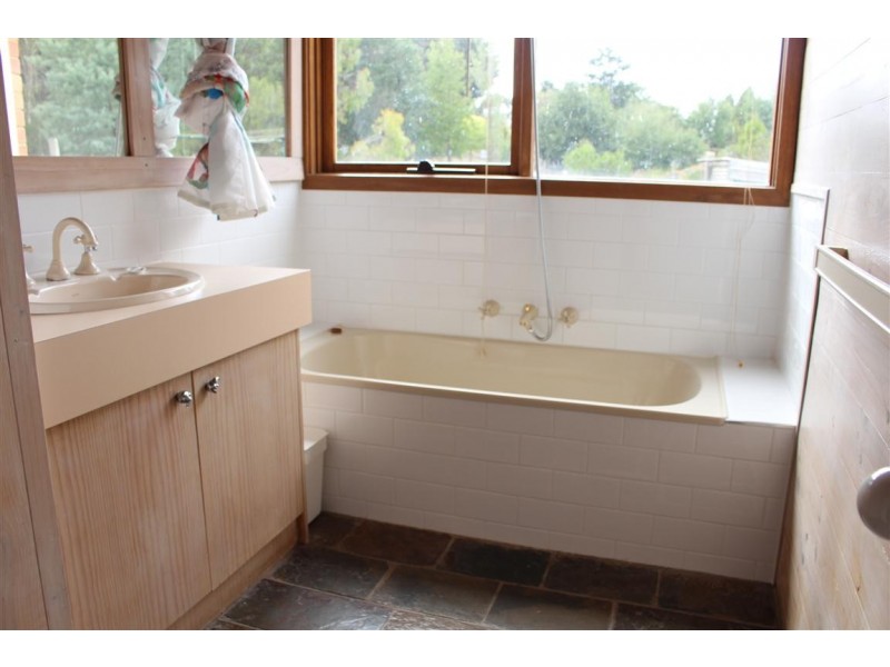 8 Goldies Lane, Woodend VIC 3442