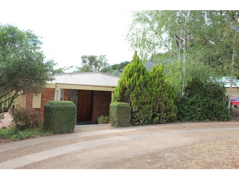 8 Goldies Lane, Woodend VIC 3442