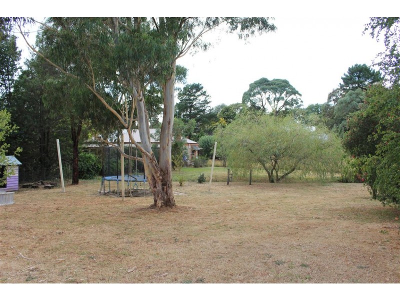 8 Goldies Lane, Woodend VIC 3442