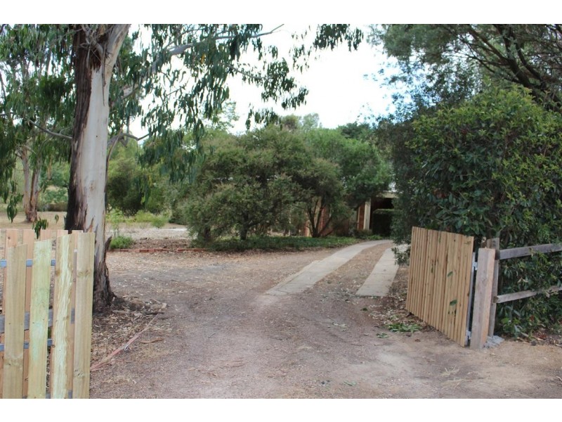8 Goldies Lane, Woodend VIC 3442