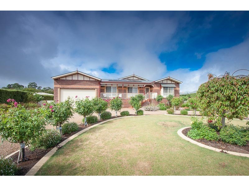 8 Glenton  Court, Gisborne VIC 3437