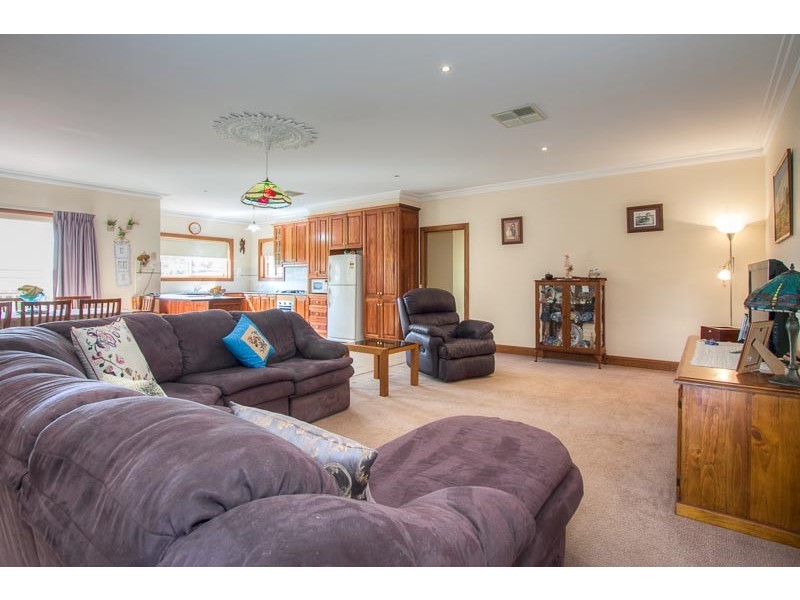 8 Glenton  Court, Gisborne VIC 3437
