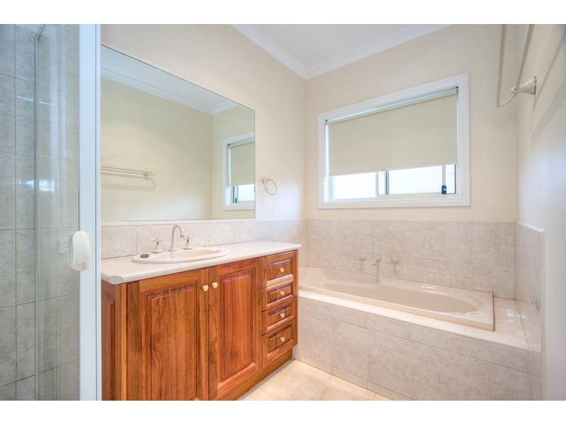 8 Glenton  Court, Gisborne VIC 3437