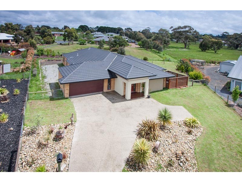 6 Valley Court, Gisborne VIC 3437
